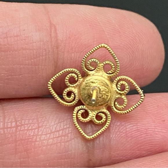 Vintage Unsigned Blue Topaz Gold-tone Filigree Ornate Flower Earrings 2.6g - Picture 6 of 13